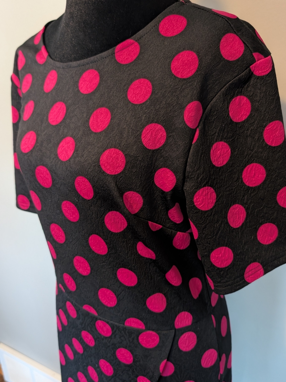 Suzy Shier Black Dress with Bright Pink Polka Dots - Picture 4 of 9